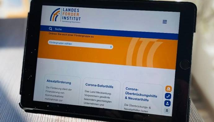 Tablet mit Ansicht der Website