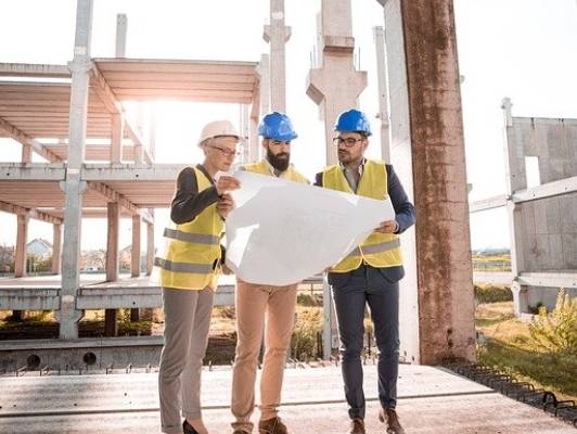 Mitarbeiter auf einer Baustelle