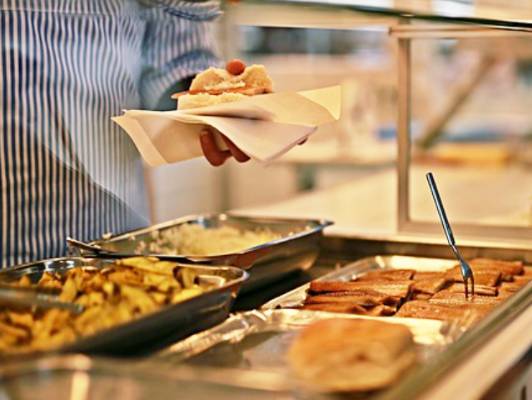 Mann stehend am Buffet