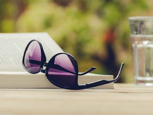 Buch, Brille